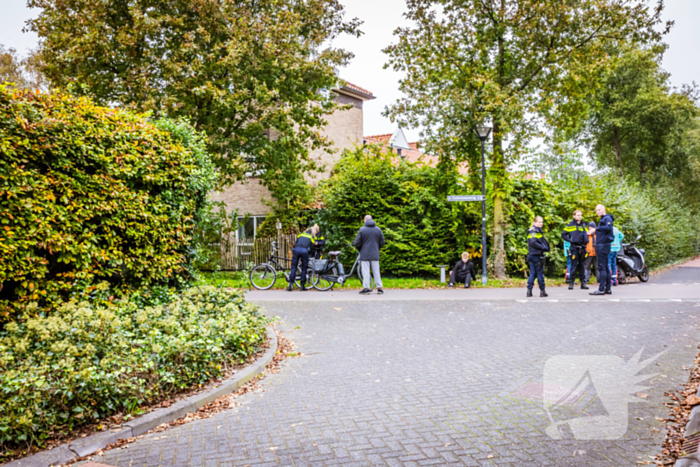 Bezorgscooter en fietser botsen op kruising