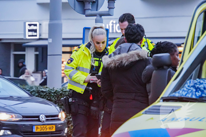 Jongedame op step gewond bij botsing met scooter