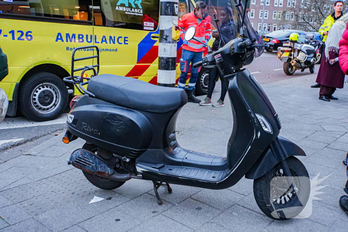 Jongedame op step gewond bij botsing met scooter