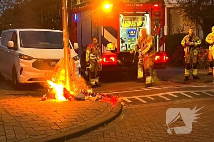 Brand in afvalzakken snel geblust nabij geparkeerd voertuig