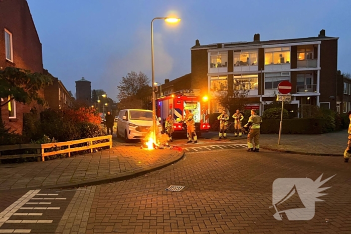 Brand in afvalzakken snel geblust nabij geparkeerd voertuig