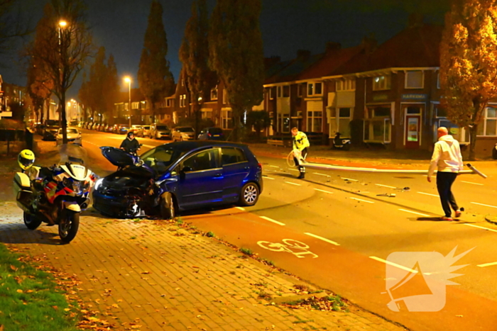 Auto knalt tegen lantaarnpaal: bestuurder aangehouden