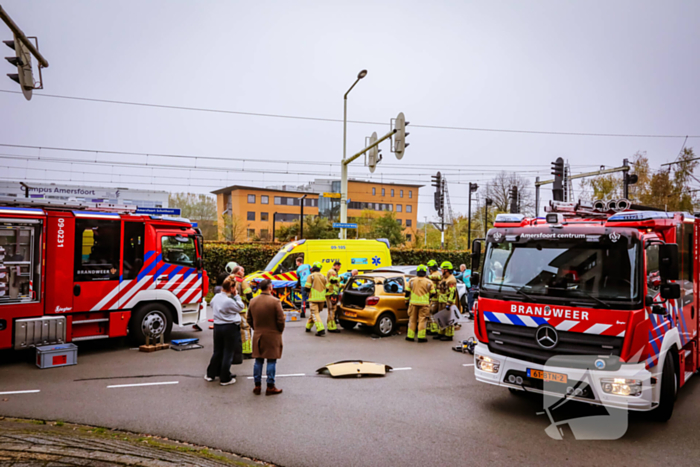 Brandweer knipt auto open om inzittende te bevrijden na aanrijding