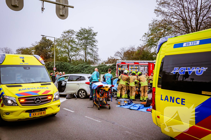 Brandweer knipt auto open om inzittende te bevrijden na aanrijding