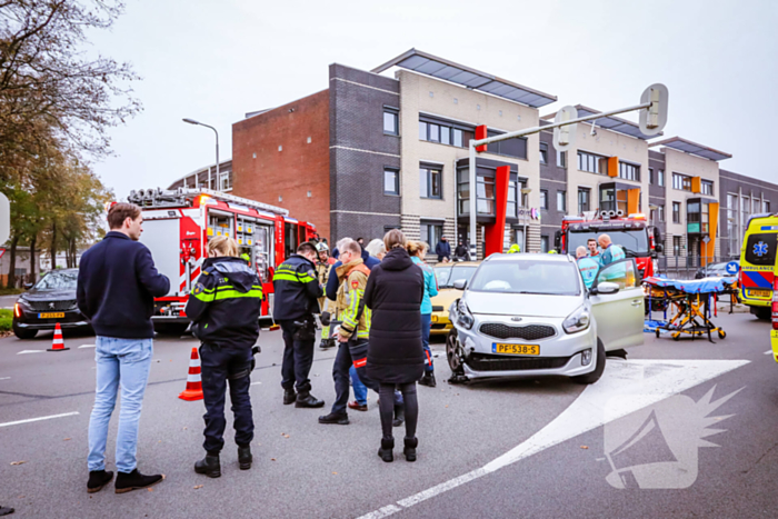 Brandweer knipt auto open om inzittende te bevrijden na aanrijding