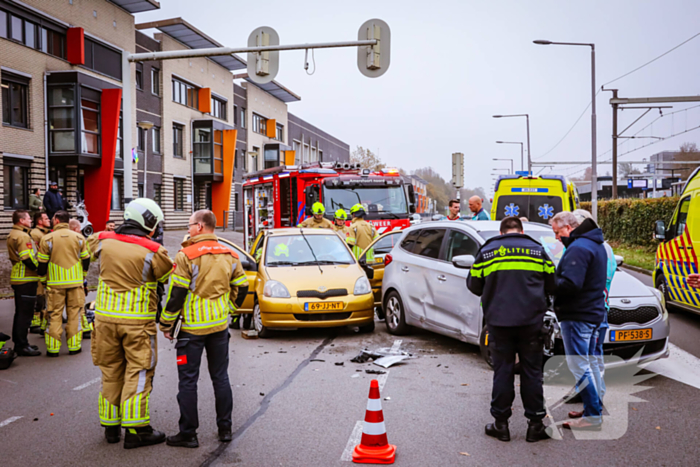 Brandweer knipt auto open om inzittende te bevrijden na aanrijding