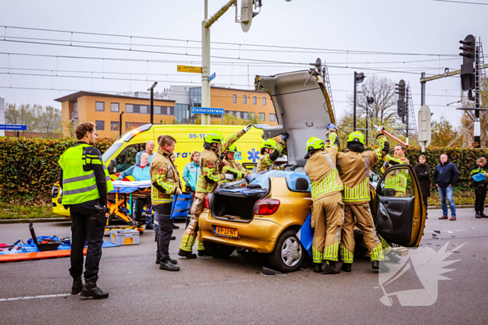 Brandweer knipt auto open om inzittende te bevrijden na aanrijding