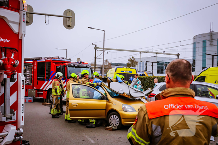 Brandweer knipt auto open om inzittende te bevrijden na aanrijding