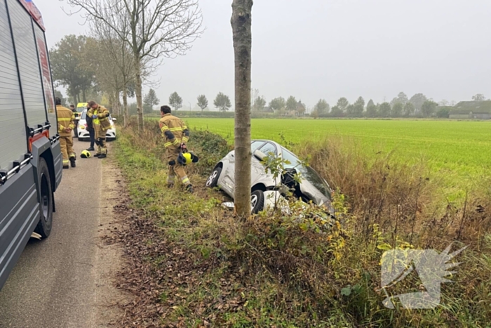 Automobilist belandt in greppel en raakt gewond