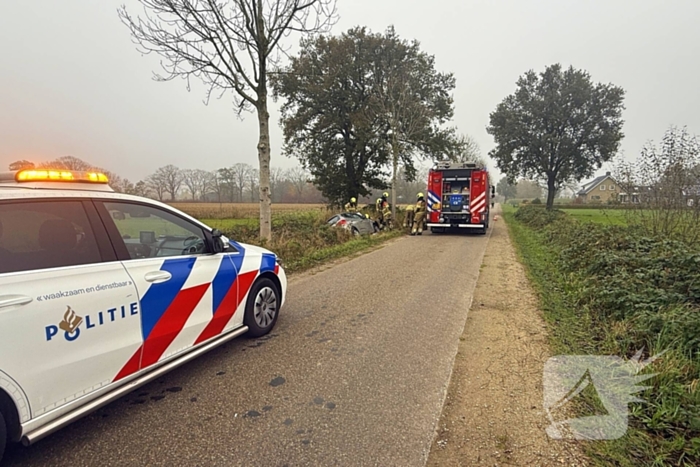 Automobilist belandt in greppel en raakt gewond