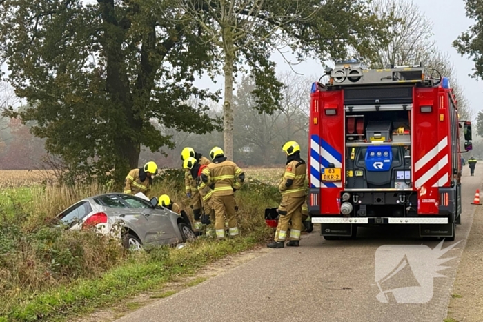 Automobilist belandt in greppel en raakt gewond