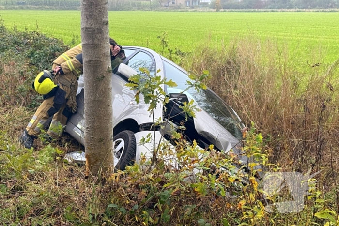 Automobilist belandt in greppel en raakt gewond