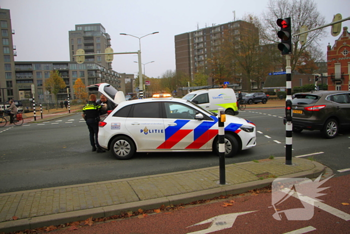 Scholier geschept door automobilist bij verkeerslicht