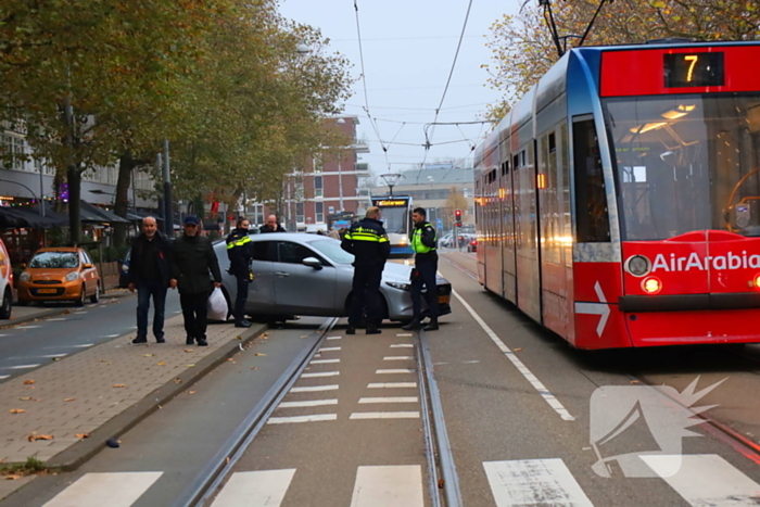 Auto loopt flinke schade op na botsing met tram