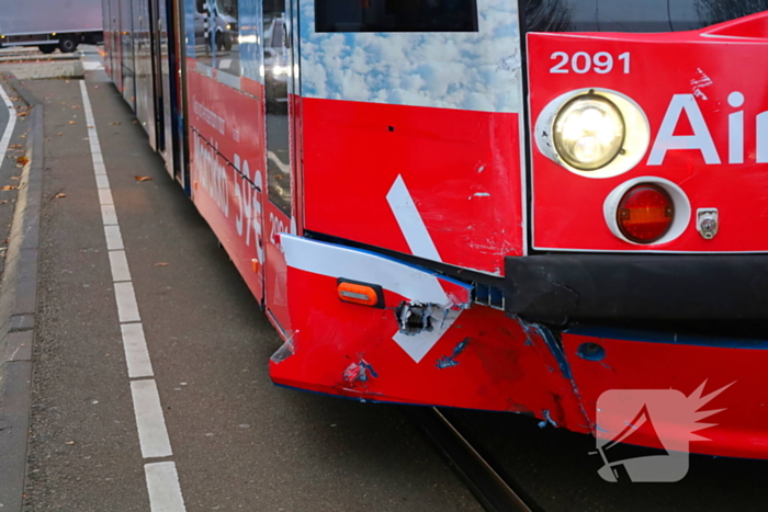 Auto loopt flinke schade op na botsing met tram