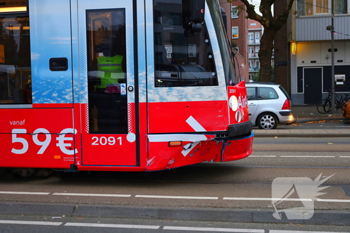 Auto loopt flinke schade op na botsing met tram