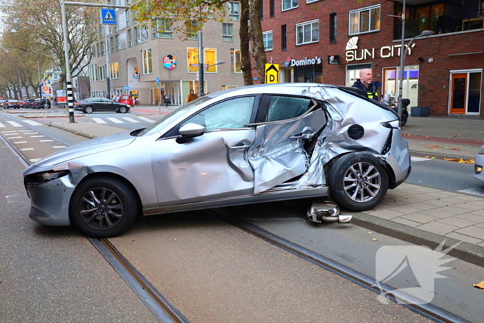 Auto loopt flinke schade op na botsing met tram