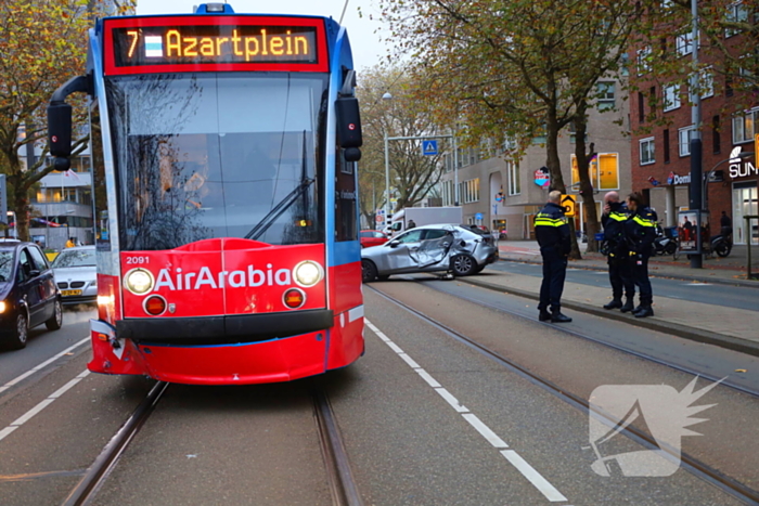 Auto loopt flinke schade op na botsing met tram