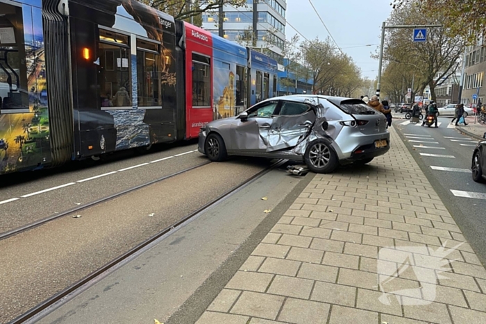 Auto loopt flinke schade op na botsing met tram