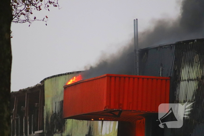 Zeer grote brand in loods met plastic flessen