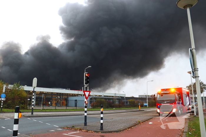 Zeer grote brand in loods met plastic flessen