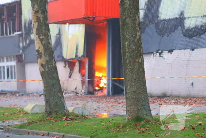 Zeer grote brand in loods met plastic flessen