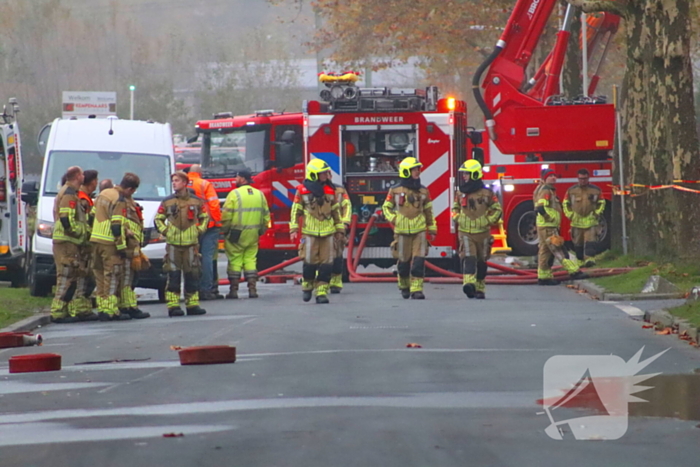 Zeer grote brand in loods met plastic flessen