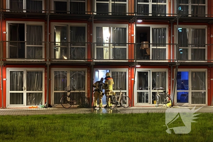 Brandweer schaalt op bij brand in woning