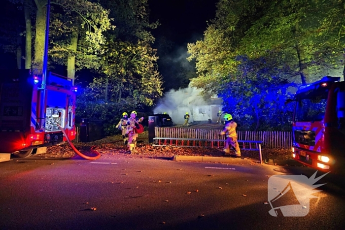 Brandweer blust brand in rietenkap