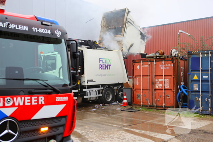 Vuilniswagen met papier vat vlam