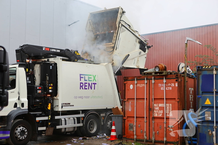 Vuilniswagen met papier vat vlam