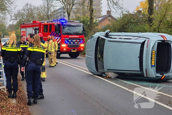 Automobilist klapt op lantaarnpaal en belandt op zijkant