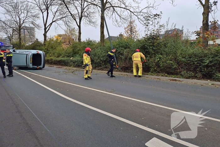 Automobilist klapt op lantaarnpaal en belandt op zijkant