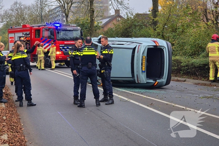 Automobilist klapt op lantaarnpaal en belandt op zijkant