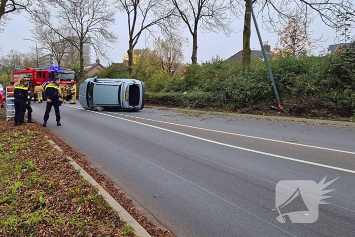 Automobilist klapt op lantaarnpaal en belandt op zijkant