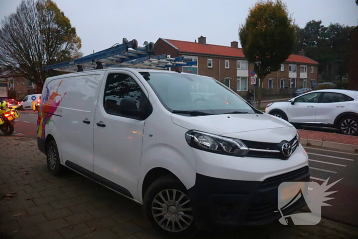 Botsing tussen een fietser en bestelbus