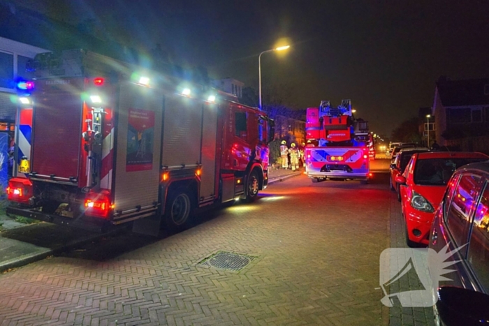 Brandweer veegt schoorsteen na brand