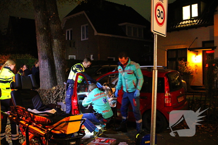 Automobiliste raakt van weg, knalt tegen boom en raakt gewond