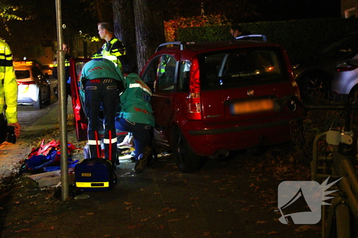 Automobiliste raakt van weg, knalt tegen boom en raakt gewond