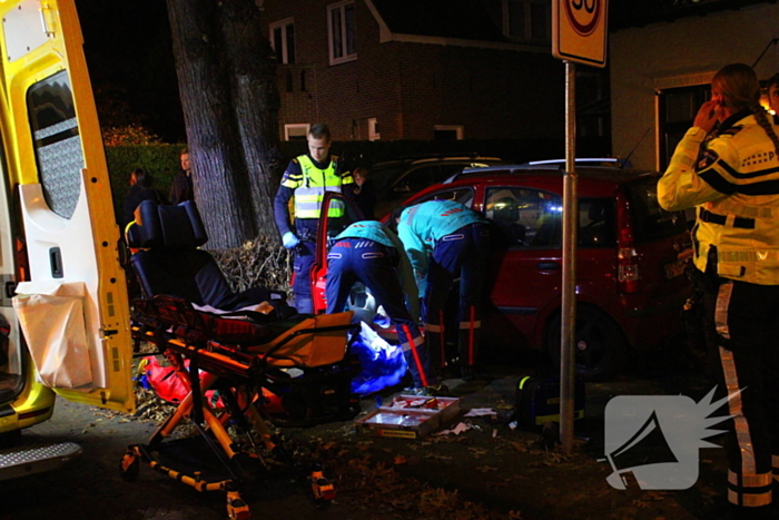 Automobiliste raakt van weg, knalt tegen boom en raakt gewond