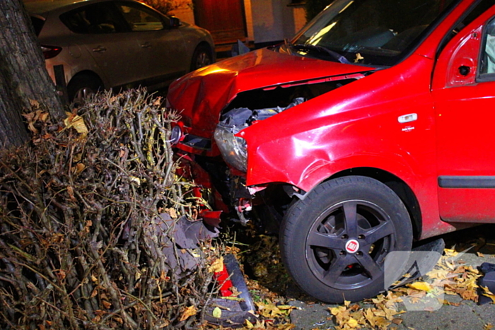 Automobiliste raakt van weg, knalt tegen boom en raakt gewond