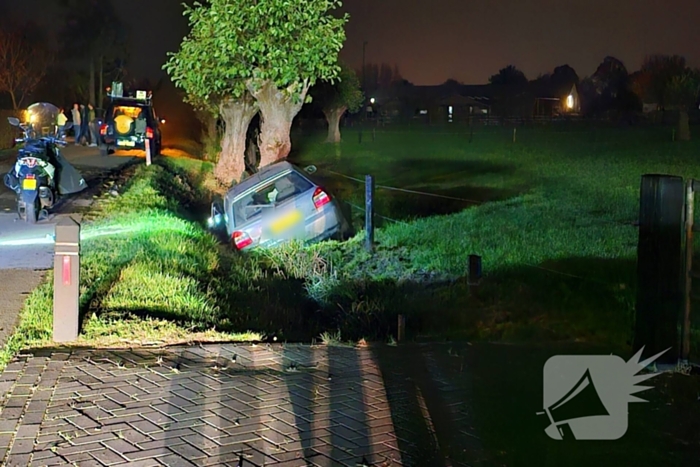 Automobilist raakt van weg en knalt tegen boom