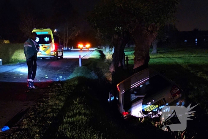 Automobilist raakt van weg en knalt tegen boom