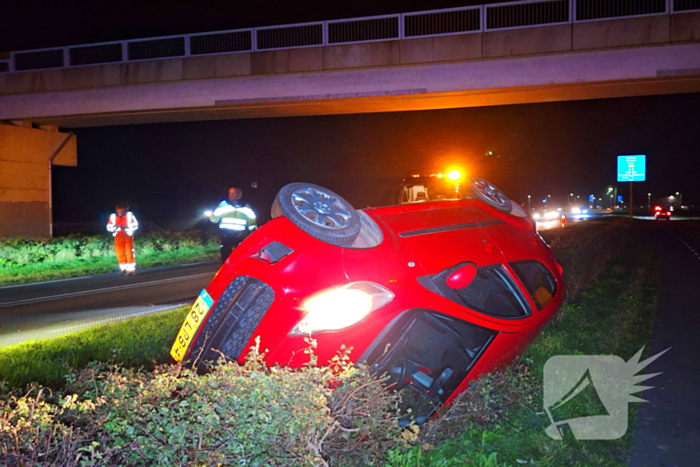 Auto belandt op zijn kant na aanrijding met dier