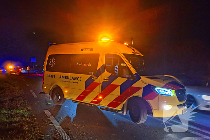 Auto belandt op zijn kant na aanrijding met dier