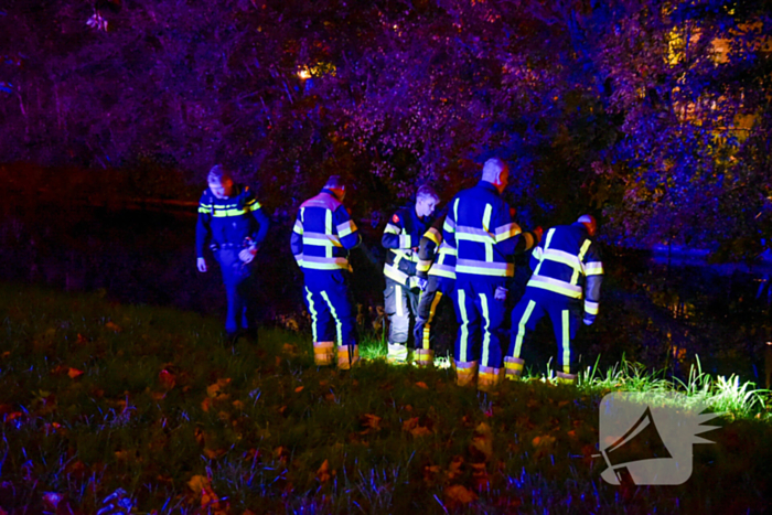 Persoon uit water gehaald, brandweer zoekt tevergeefs naar spullen