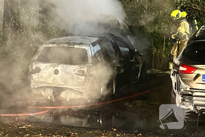 Geparkeerde auto verwoest door brand