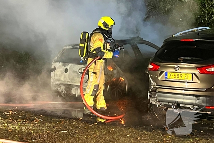 Geparkeerde auto verwoest door brand