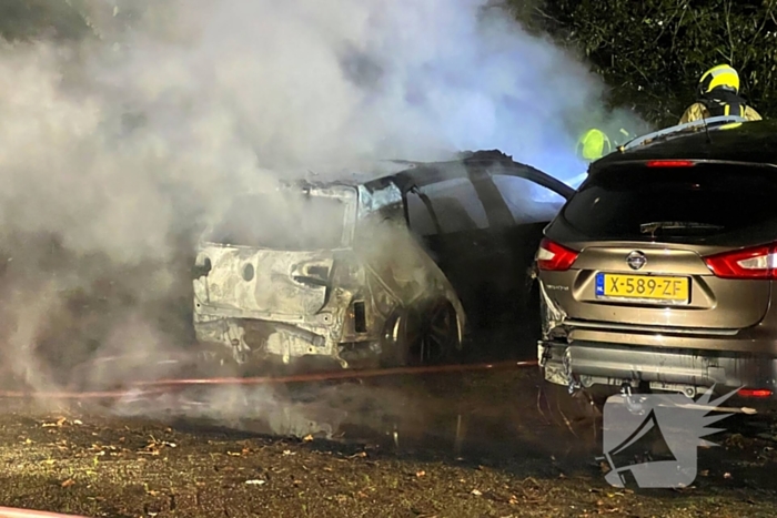 Geparkeerde auto verwoest door brand