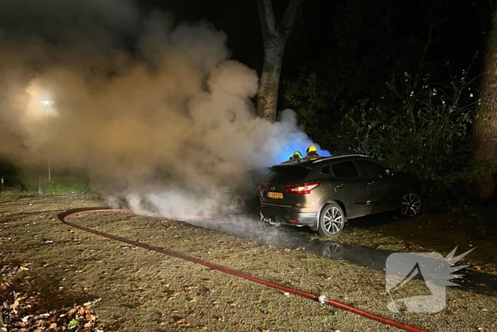 Geparkeerde auto verwoest door brand